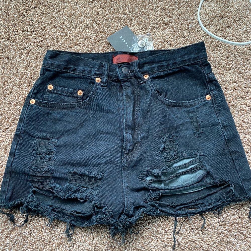 SIGNATURE8 BLACK DISTRESSED DEMIN SHORTS